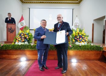 Prestigioso médico Walter Llaque fue condecorado por el GORE La Libertad