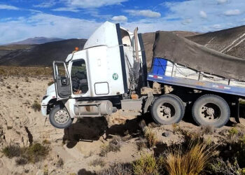 Tráiler cargado de mineral queda colgado en el precipicio: falla de frenos casi provoca tragedia en el Cusco