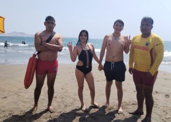 Huacho: salvataje rescata a dos bañistas y, pese al susto, sonríen para la foto