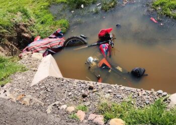 Puno: motociclista pierde la vida tras despistarse en plena carretera