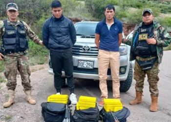 ¡Una vergüenza! Intervienen a dos policías que transportaban droga en vehículo del Estado, en Ayacucho (FOTOS)