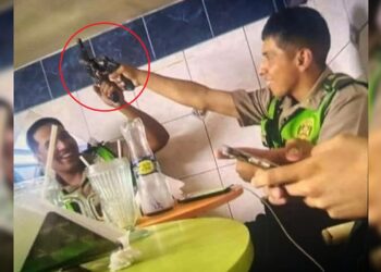 ¡Qué irresponsables! Policías juegan con sus armas en pleno restaurante
