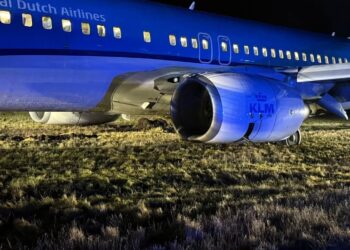 ¡Pudo ser fatal! Vuelo de aerolínea KLM se sale de la pista al aterrizar en aeropuerto de Oslo, en Noruega