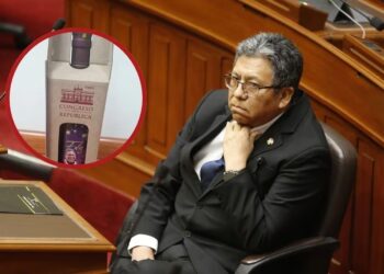 ¡Se pasó! Congresista Jorge Flores regala botellas de vino con su imagen y el logo del Congreso por Navidad (FOTO)