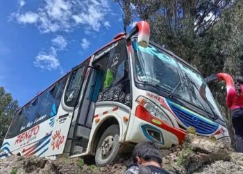 Huaraz: decenas de pasajeros se salvan de milagro de caer a un abismo