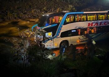 Lima: bus interprovincial de dos pisos se despista y cae a río Rimac (VÍDEO)
