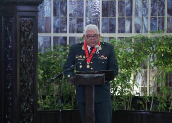 Dina Boluarte condecora a exgeneral de la PNP en La Libertad y a otros policías, por su lucha contra el terrorismo (FOTOS)