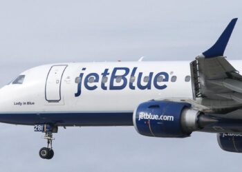 ¡Pánico en avión! Pasajero abre puerta de emergencia e intenta saltar tras discusión con su novia
