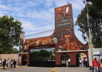 ¡Hermoso! UNT celebra restauración del emblemático mural en su fachada (FOTOS)