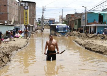La Libertad: declaran en emergencia 68 distritos y destinan maquinaria para liberar vías bloqueadas