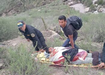 Tragedia en Arequipa – Puno: tres muertos deja caída de camioneta a un barranco