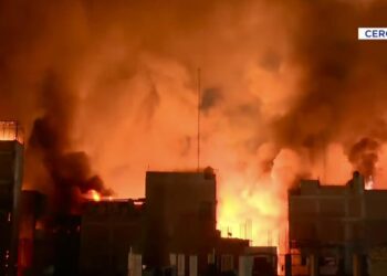 ¡Incontrolable! Más de 40 unidades de bomberos luchan por apagar voraz incendio en el centro de Lima (VÍDEO)