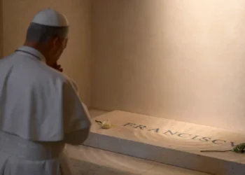 Papa León XIV rinde homenaje a Francisco en su visita a la tumba su antecesor