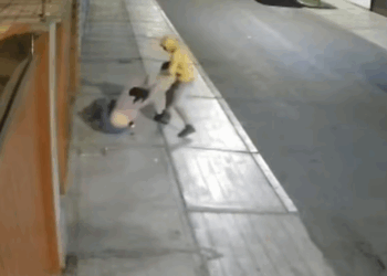 Trujillo: Cámaras de seguridad registran violento asalto a joven en Víctor Larco