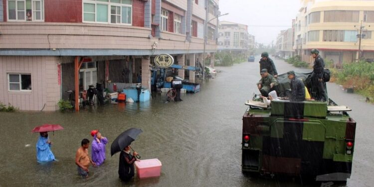 Las autoridades de China continental ordenaron el cierre de negocios y escuelas en al menos 10 ciudades del sur del país, lo que afectó a decenas de millones de personas.
