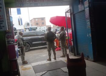 Trujillo: Soldados del ejército peruano vigilan el mercado La Unión