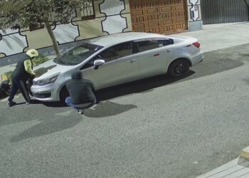 Trujillo: Intervienen a dos sujetos que intentaban robar un vehículo en la urb. San Fernando