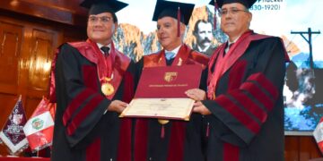 Jimmy Pflücker Pinillos es reconocido como Doctor Honoris Causa en Trujillo y presenta obra sobre la historia de la minería en el Perú