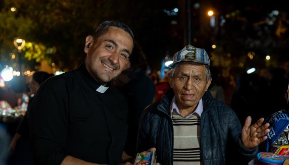 Exsacerdote Luis Bazalar sigue confesando, asesorando políticos y vistiendo como cura, pese a que fue reducido al estado laical