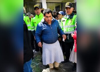 ¡Qué roche! Alcalde terminó con pollera y recorrió calles tras reclamos por obras incumplidas en Huánuco