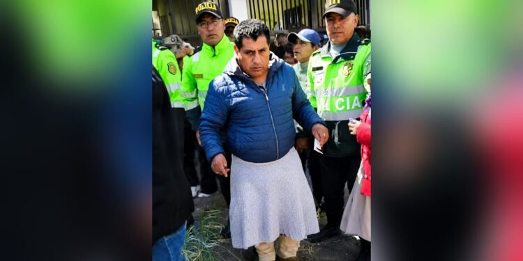 ¡Qué roche! Alcalde terminó con pollera y recorrió calles tras reclamos por obras incumplidas en Huánuco
